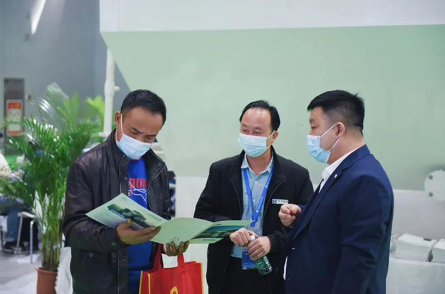 觀展者了解中譽(yù)鼎力設(shè)備性能