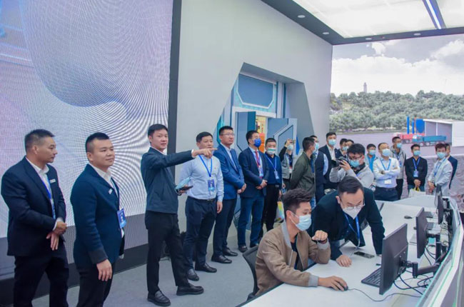 張治民董事長(zhǎng)為東升實(shí)業(yè)導(dǎo)介紹公司EPCO業(yè)務(wù)模塊 張治民董事長(zhǎng)為東升實(shí)業(yè)導(dǎo)介紹公司EPCO業(yè)務(wù)模塊