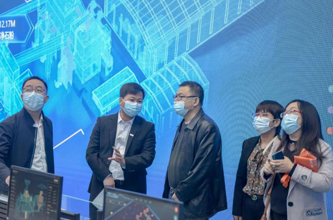 參觀者紛至沓來(lái)