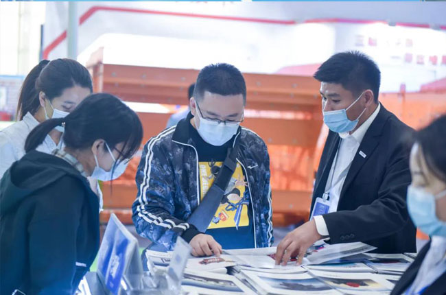 認(rèn)真講解公司各項(xiàng)業(yè)務(wù)