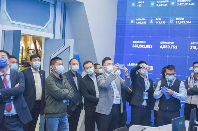 參觀者紛至沓來(lái)