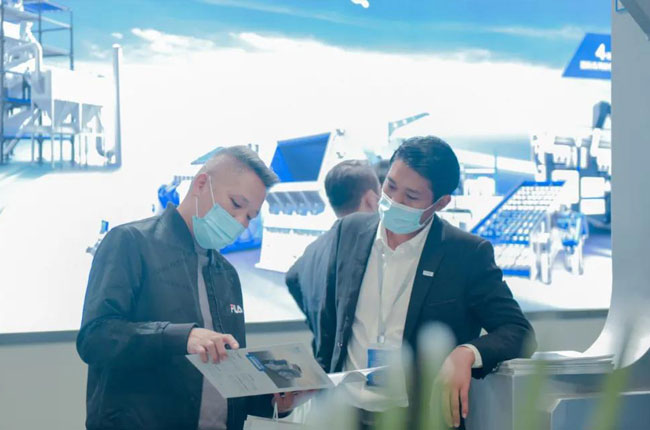 認(rèn)真講解公司各項(xiàng)業(yè)務(wù)