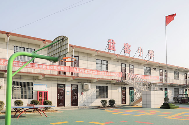 張治民董事長(zhǎng)到盆窯小學(xué)查看翻新修繕情況 張治民董事長(zhǎng)到盆窯小學(xué)查看翻新修繕情況