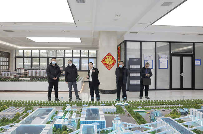 參觀十二位一體綠色建材循環(huán)經(jīng)濟(jì)產(chǎn)業(yè)園項(xiàng)目沙盤(pán).jpg 參觀十二位一體綠色建材循環(huán)經(jīng)濟(jì)產(chǎn)業(yè)園項(xiàng)目沙盤(pán).jpg