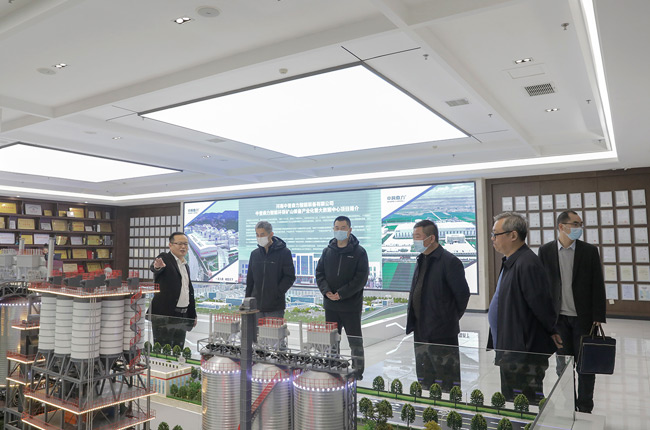 參觀五位一體循環(huán)建材產(chǎn)業(yè)園項(xiàng)目沙盤(pán).jpg 參觀五位一體循環(huán)建材產(chǎn)業(yè)園項(xiàng)目沙盤(pán).jpg