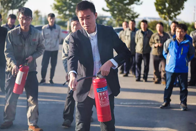 中譽(yù)鼎力智能裝備有限公司進(jìn)行消防實(shí)操演練