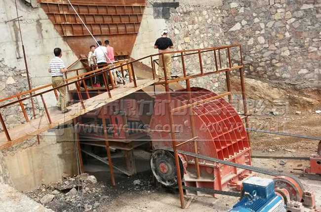 錘式破碎機安裝現(xiàn)場 錘式破碎機安裝現(xiàn)場