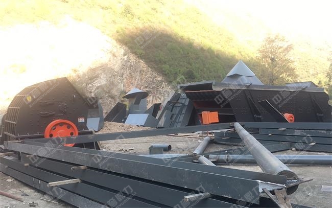 等待安裝的破碎機(jī)和振動(dòng)篩