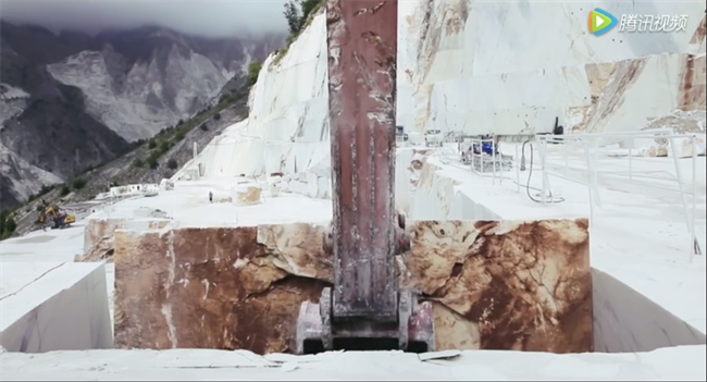 ��ʯ�K���ŵ�ǰ