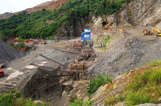 露天的山體采石場(chǎng)現(xiàn)場(chǎng)