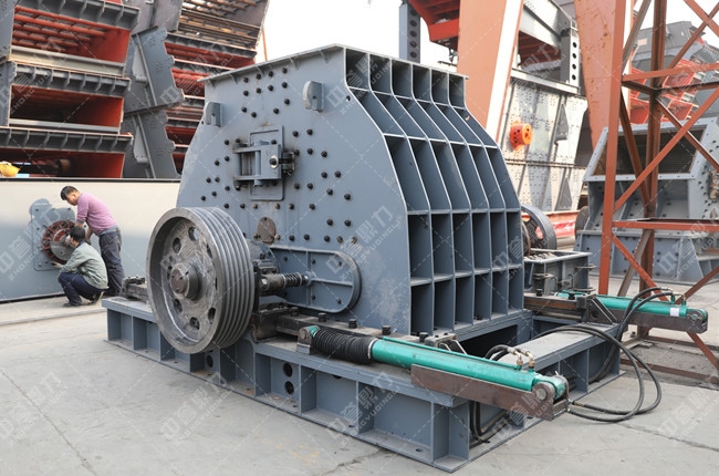 破碎大塊石頭的機(jī)器