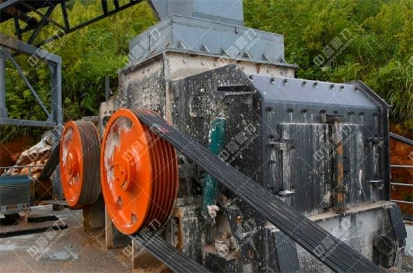 工作現(xiàn)場(chǎng)的石頭制砂機(jī)