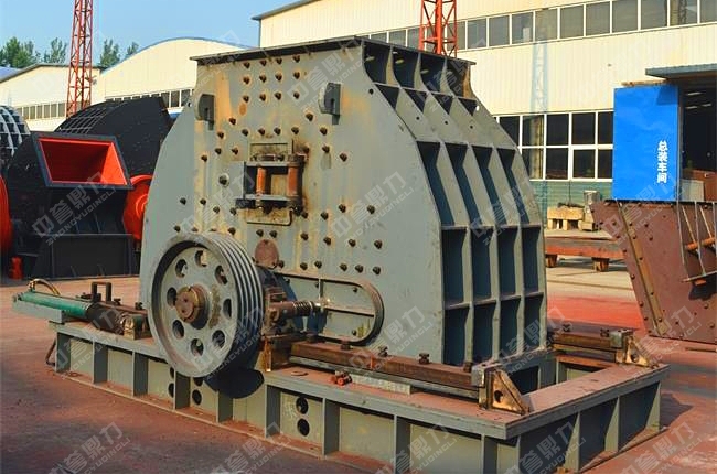 未噴漆前的硬巖破碎機