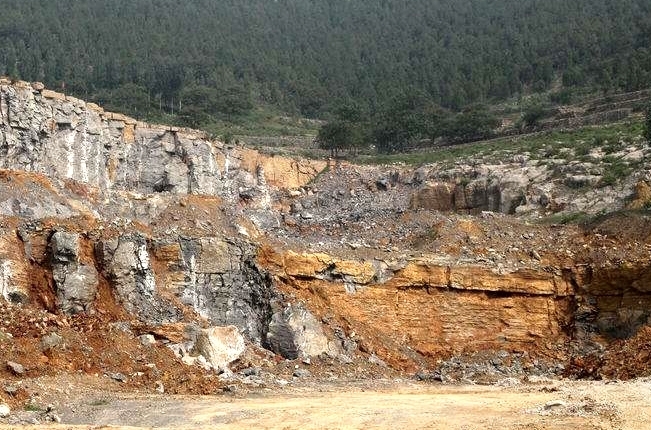 配圖:經(jīng)過開采的礦山