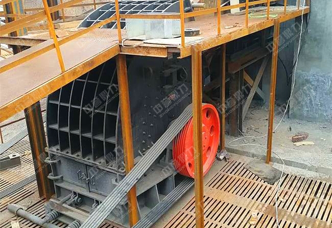 石料生產(chǎn)線上的破碎機(jī)