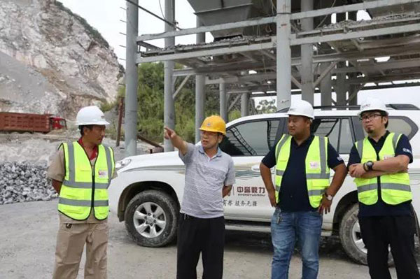 走訪團(tuán)隊(duì)與獨(dú)石山采石場(chǎng)總經(jīng)理唐貴祥現(xiàn)場(chǎng)交流