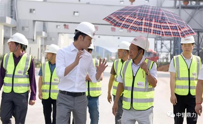 陪同東升集團董事長參觀砂石生產(chǎn)線