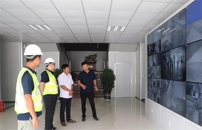 孫總為團隊介紹生產(chǎn)線監(jiān)控系統(tǒng)