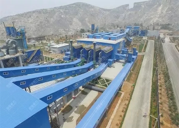 道路硬化過的采石場(chǎng)現(xiàn)場(chǎng)