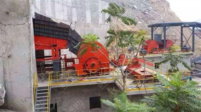 生產(chǎn)線上的加工設(shè)備