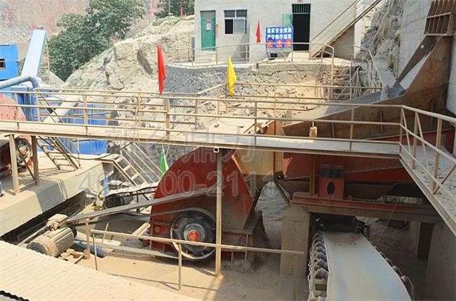 1512破碎機(jī)使用現(xiàn)場(chǎng)