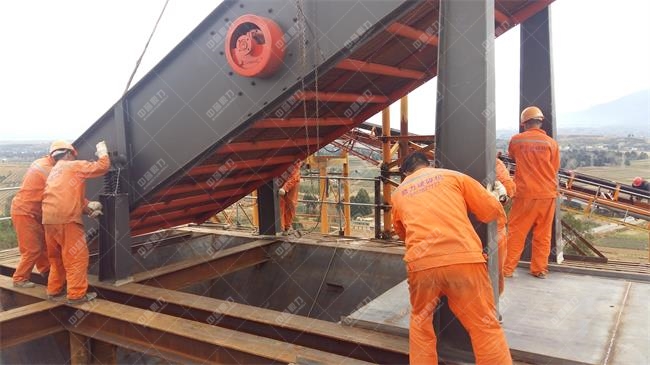 圓形振動篩安裝現(xiàn)場