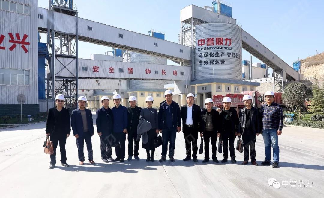 團(tuán)隊(duì)一行合影留念