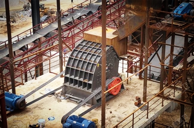 碎石機(jī)工作現(xiàn)場(chǎng)