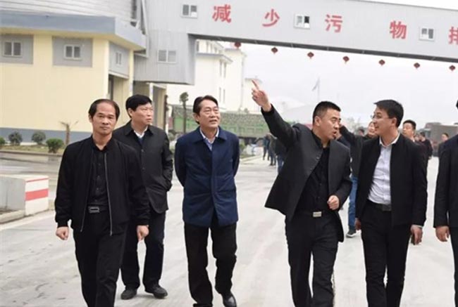 考察團一行考察砂石骨料生產(chǎn)線