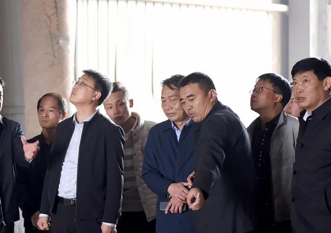 生產(chǎn)線現(xiàn)場交流