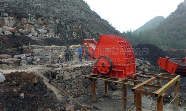 碎石機(jī)械使用現(xiàn)場(chǎng)