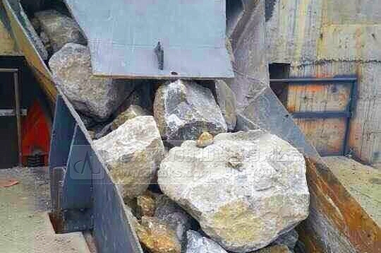 500mm大塊石頭加工現(xiàn)場