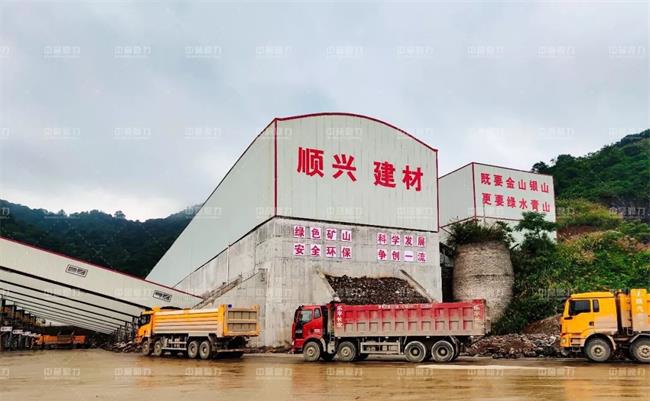 貨車排隊(duì)拉料