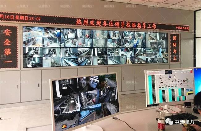 中控室進(jìn)行生產(chǎn)線(xiàn)監(jiān)控