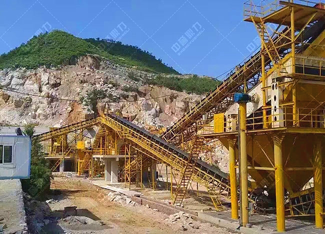 開(kāi)采石頭加工現(xiàn)場(chǎng)