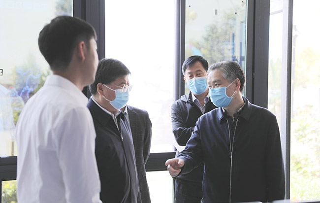 新鄉(xiāng)市副市長(zhǎng)王占波一行參觀中譽(yù)鼎力礦山管理云數(shù)據(jù)
