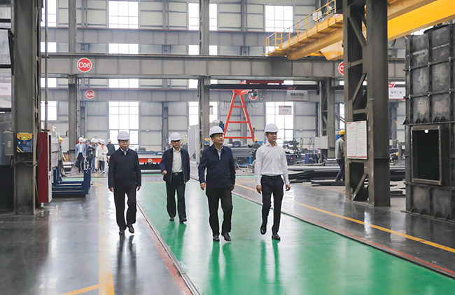 河南省發(fā)展改革委導(dǎo)一行參觀中譽(yù)鼎力智能化一體生產(chǎn)車間