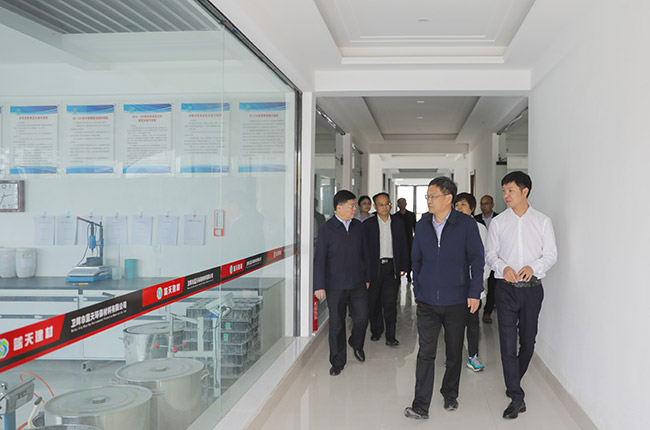 參觀藍(lán)天環(huán)保材料公司實驗室