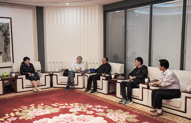 新鄉(xiāng)市工信局及新鄉(xiāng)職業(yè)技術(shù)學(xué)院導(dǎo)蒞臨中譽(yù)鼎力交流校企合作