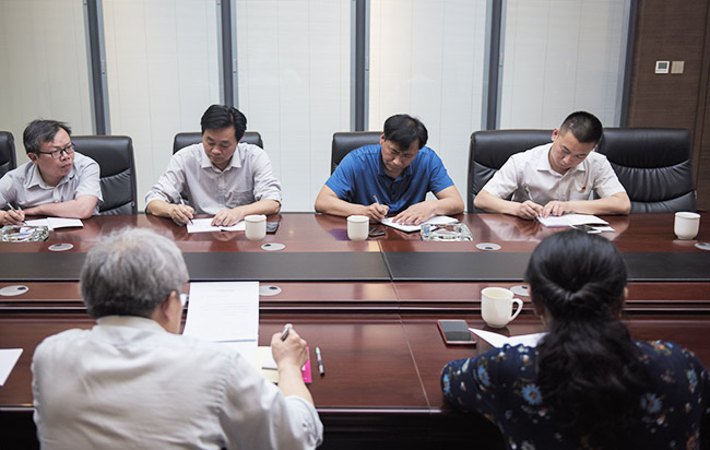 新鄉(xiāng)市工信局及新鄉(xiāng)職業(yè)技術(shù)學(xué)院導(dǎo)蒞臨中譽(yù)鼎力交流校企合作