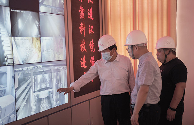 參觀生產(chǎn)線中控室