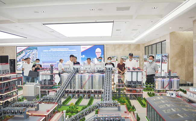 張治民董事長介紹多位一體循環(huán)建材產(chǎn)業(yè)園項目建設(shè)理念