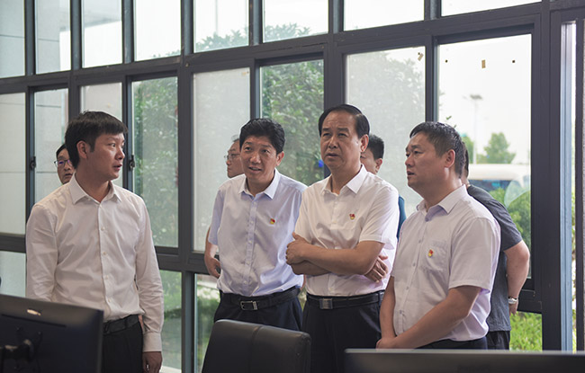 滎陽(yáng)市導(dǎo)一行實(shí)地參觀中譽(yù)鼎力礦山管理云數(shù)據(jù)