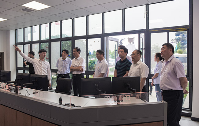 滎陽(yáng)市導(dǎo)一行實(shí)地參觀中譽(yù)鼎力礦山管理云數(shù)據(jù)