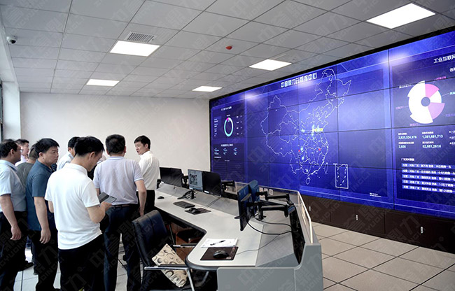 滎陽(yáng)市導(dǎo)一行實(shí)地參觀中譽(yù)鼎力礦山管理云數(shù)據(jù)