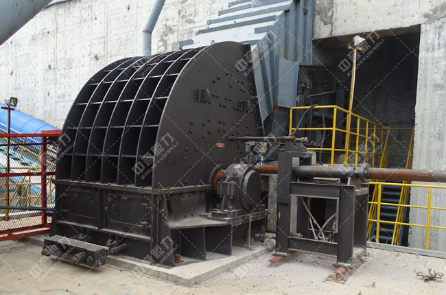 時產(chǎn)1000噸的重錘破碎機使用現(xiàn)場
