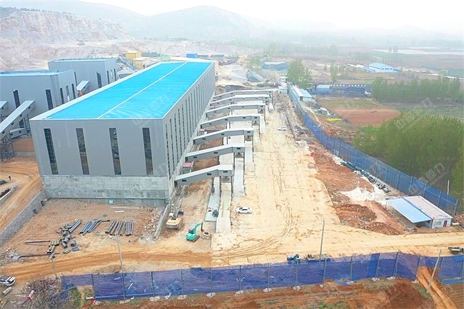 時產(chǎn)1000噸的重錘破碎機使用現(xiàn)場