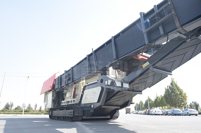 時產(chǎn)200噸移動破碎機(jī)開采鐵路小石頭保生產(chǎn) 時產(chǎn)200噸移動破碎機(jī)開采鐵路小石頭保生產(chǎn)