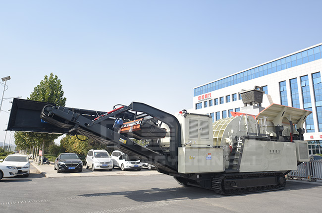 時產(chǎn)200噸移動破碎機(jī)開采鐵路小石頭保生產(chǎn) 時產(chǎn)200噸移動破碎機(jī)開采鐵路小石頭保生產(chǎn)